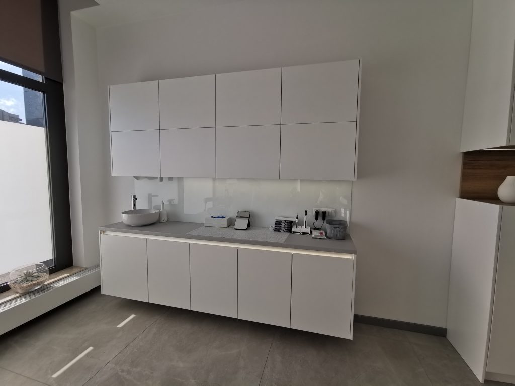 biała szafa biurowa na wymiar Gdańsk