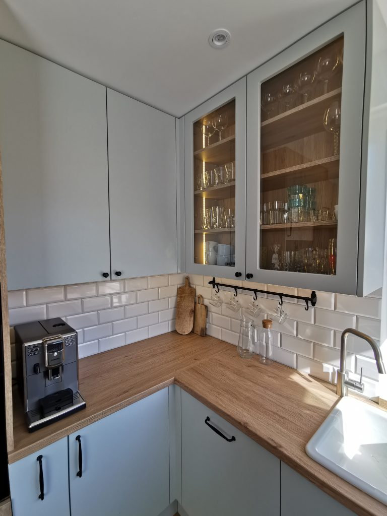 biała kuchnia na wymiar gdańsk drewno