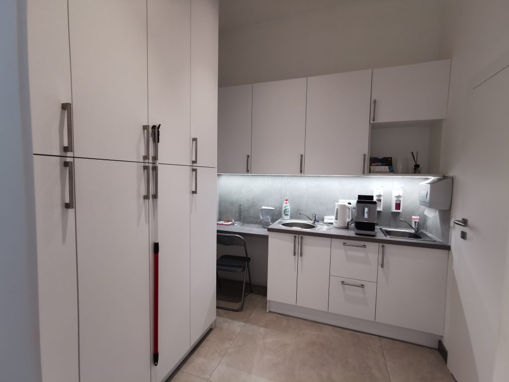 biała szafa biurowa na wymiar Gdańsk