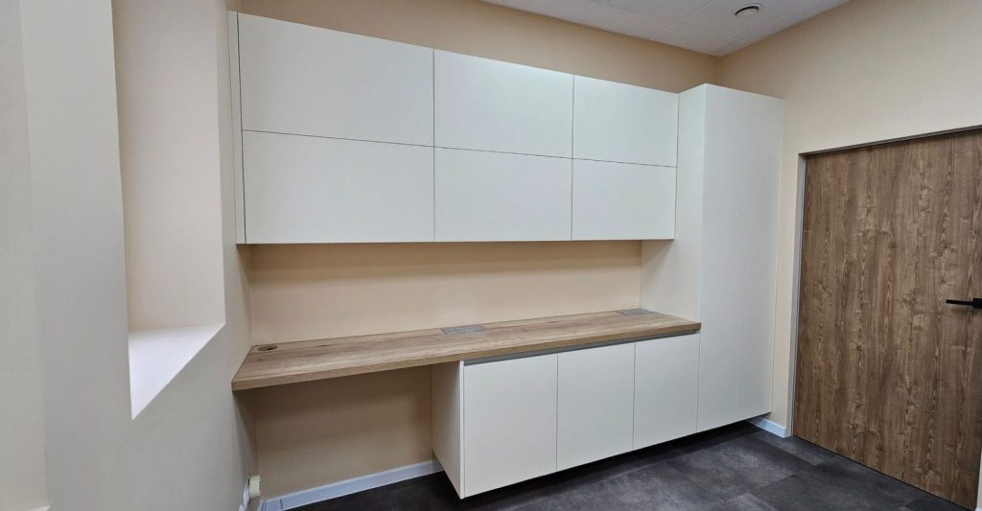 biało-beżowy gabinet na wymiar