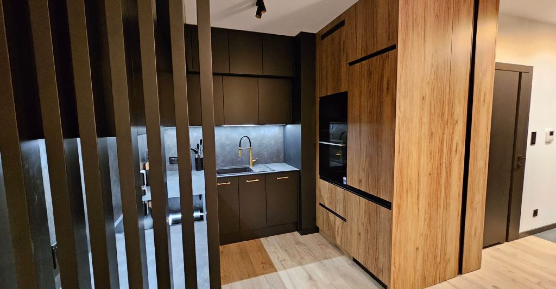 ciemna kuchnia z drewnem gdańsk