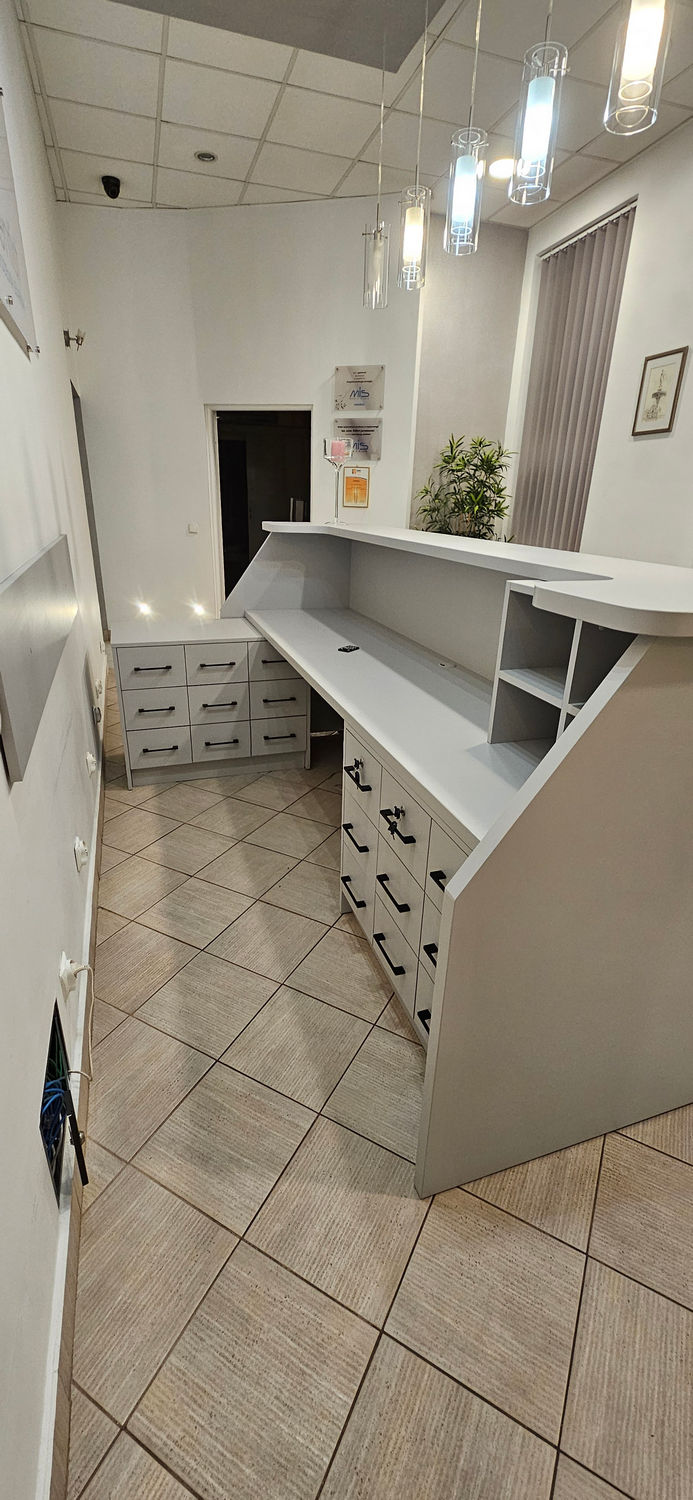 Nowoczesna lada recepcyjna dla gabinetu stomatologicznego w Gdańsku 2 popielata recepcja na wymiar w gdańsku