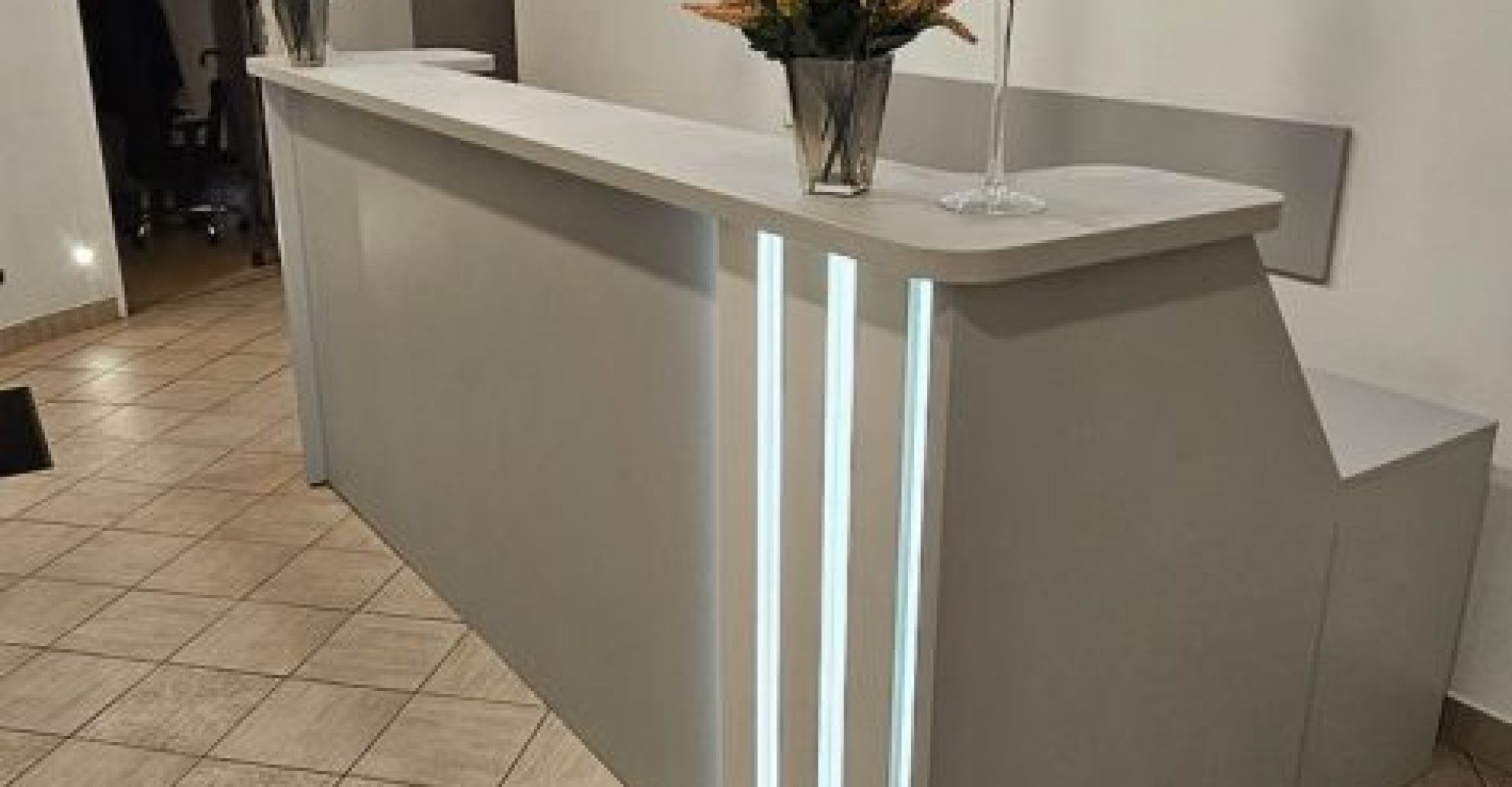 recepcja na wymiar z podświetleniem led gdańsk
